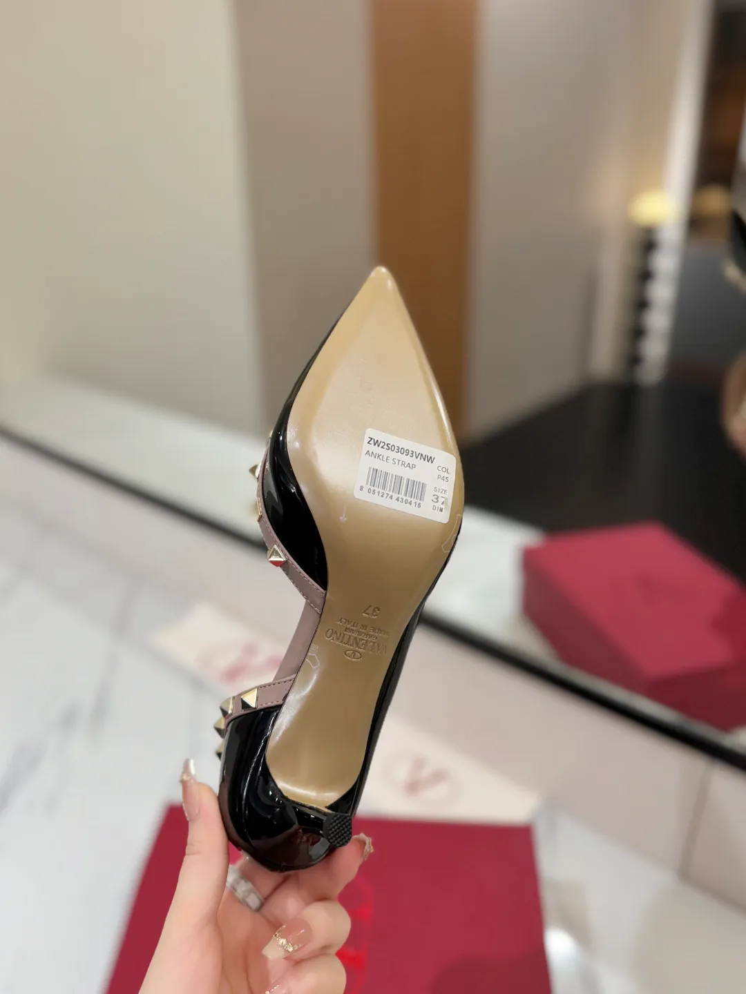 👟👟Ex-factory price 580👟👟 Valentino/Valentino rivet VT classic shoes, top replica! The side curves are perfect, the original molded custom-made rust-free rivets, and the textured hardware bring out a full sense of high-end, giving you a genuine foot feel! The first choice for high-end customers❤️ [Material] Upper: Original imported custom patent leather Lining: Original imported goatskin Outsole: Imported pearlescent leather outsole Heel height: 6.5CM Code number: 35-39 [34, 40, 41, 42 custom-made are not returnable]